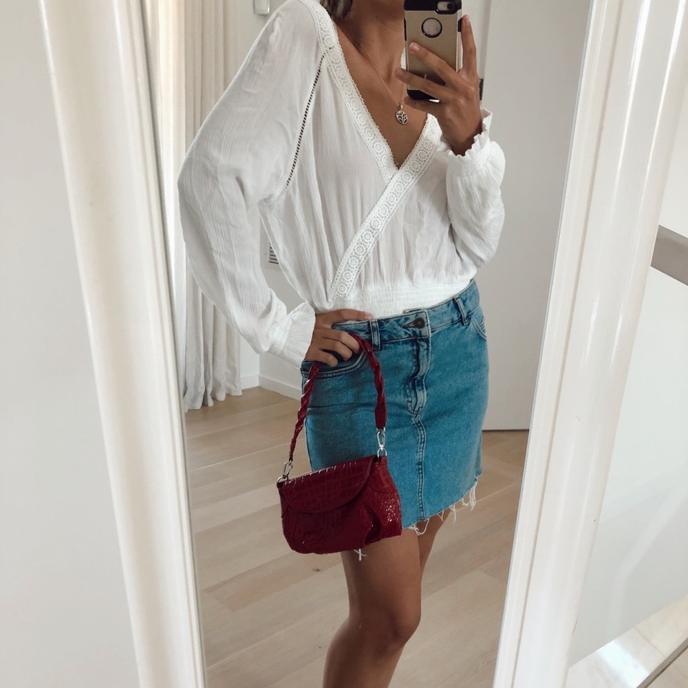 White blouse Long sleeve, neckline, wide size M
